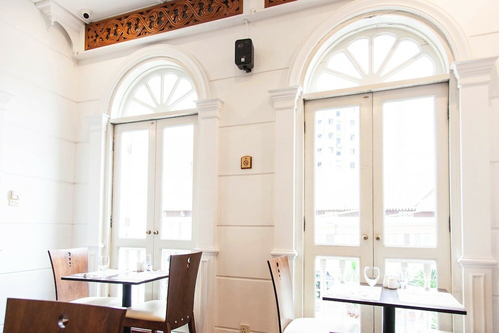 Фото Village Hotel Albert Court by Far East Hospitality