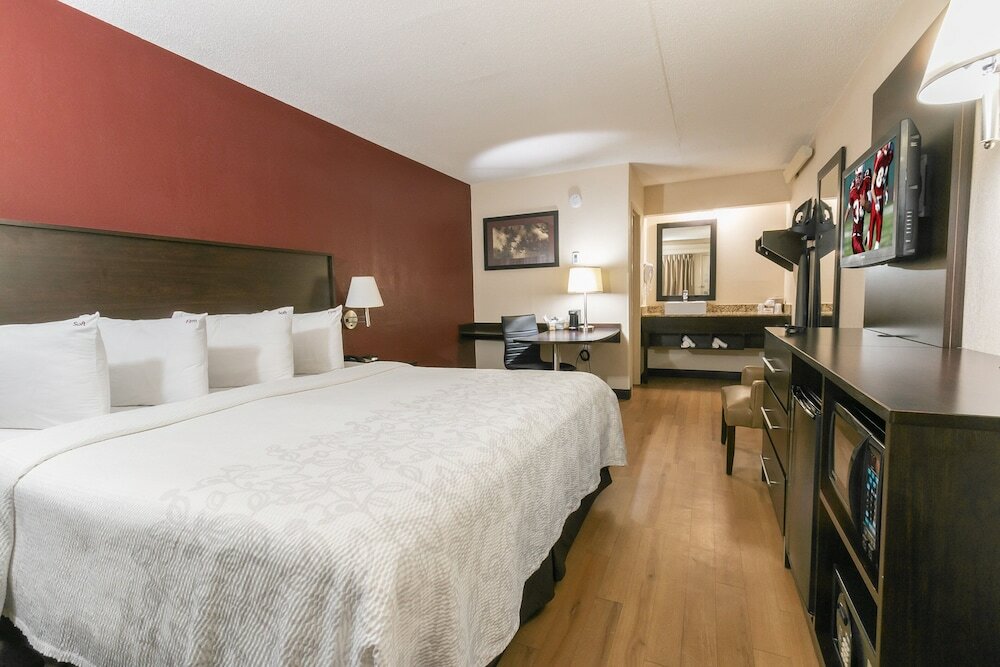 Фото Red Roof Inn Plus+ Chicago - Naperville