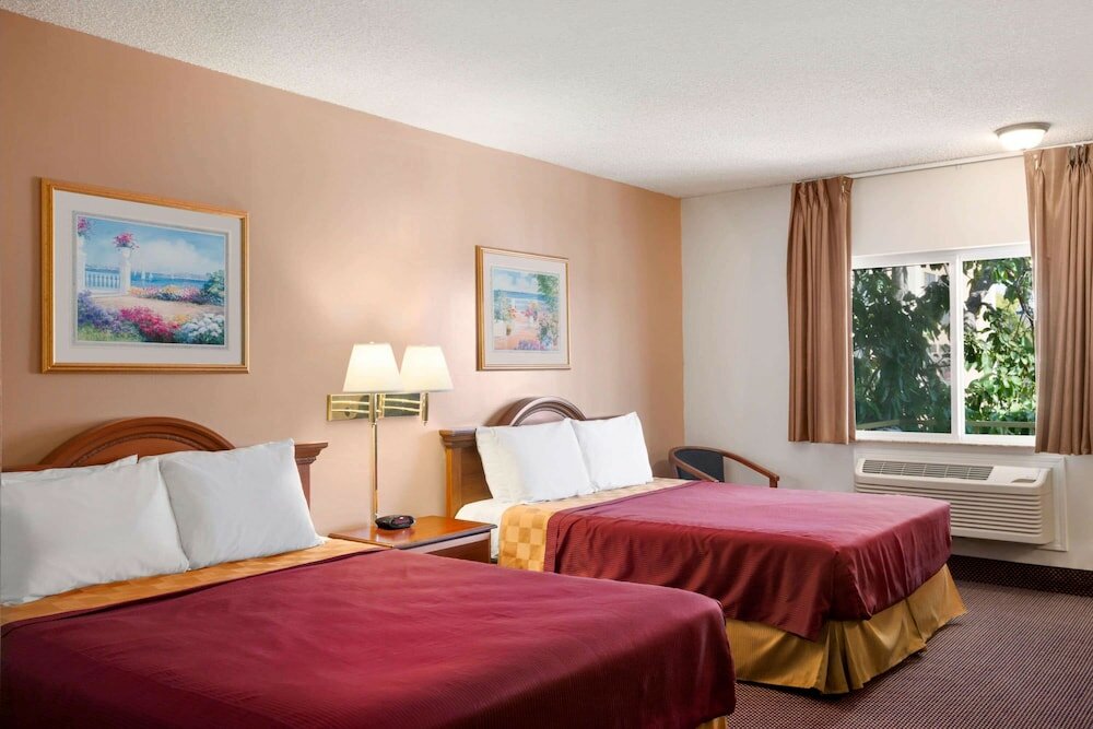 Фото Travelodge by Wyndham Bakersfield