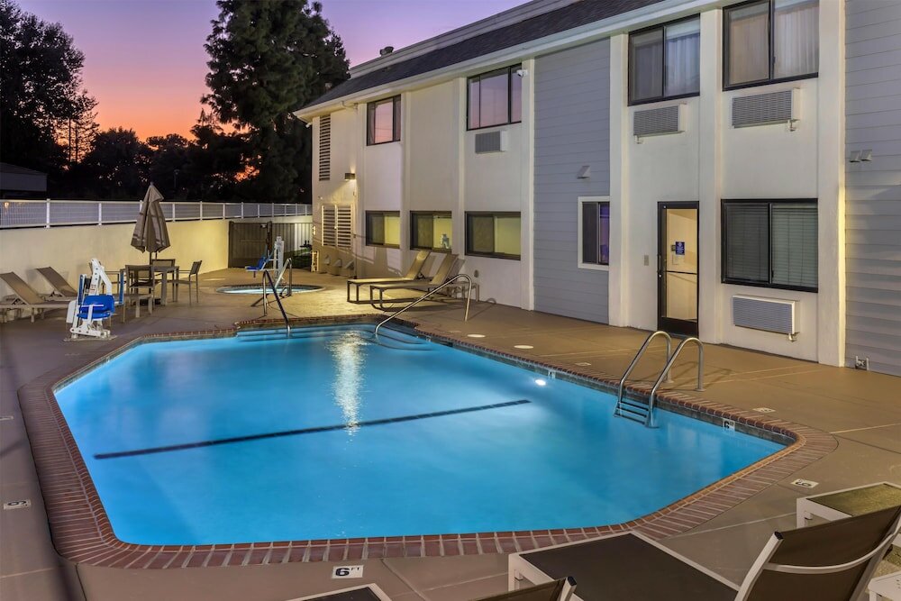 Фото Best Western Town & Country Lodge