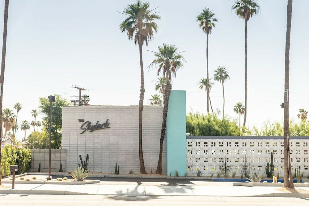 Фото Skylark Hotel