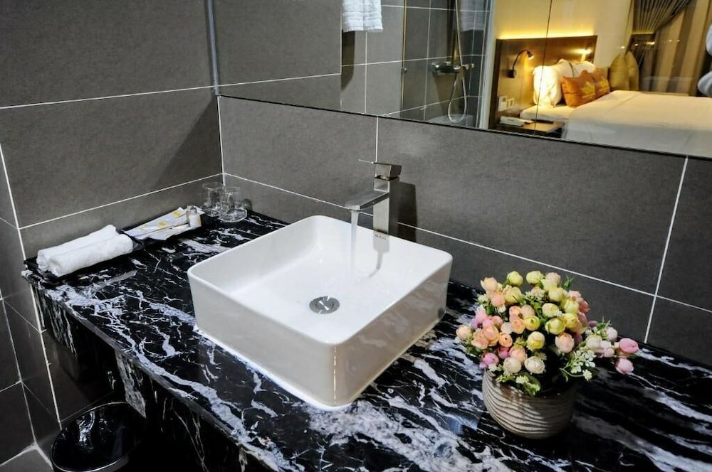 Фото Crown Nguyen Hoang Hotel