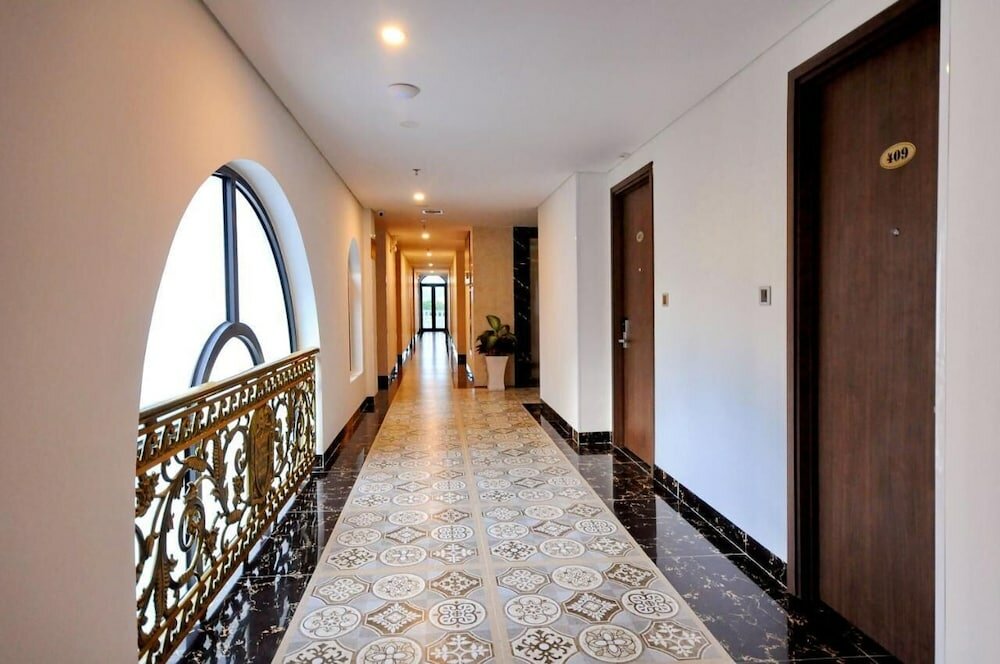 Фото Crown Nguyen Hoang Hotel