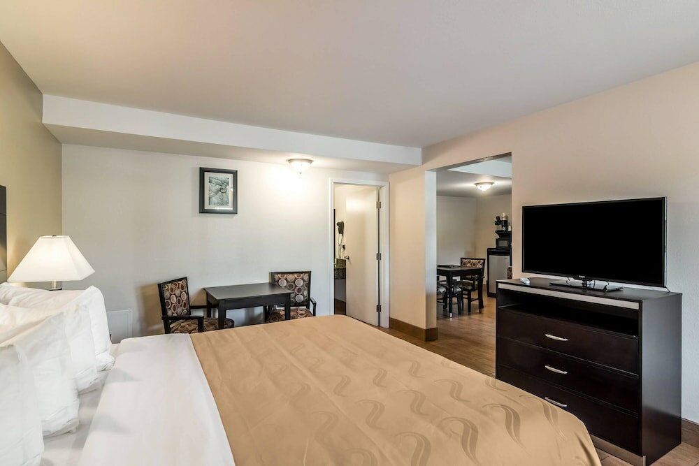 Фото Quality Inn & Suites near Downtown Bakersfield