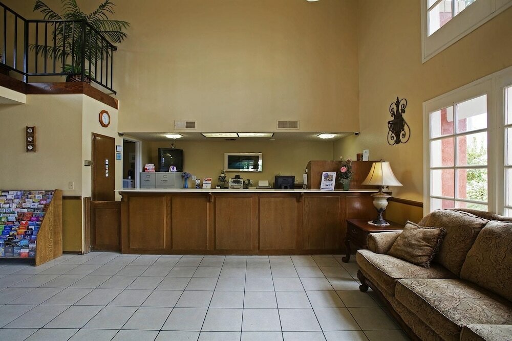 Фото Days Inn by Wyndham Hemet