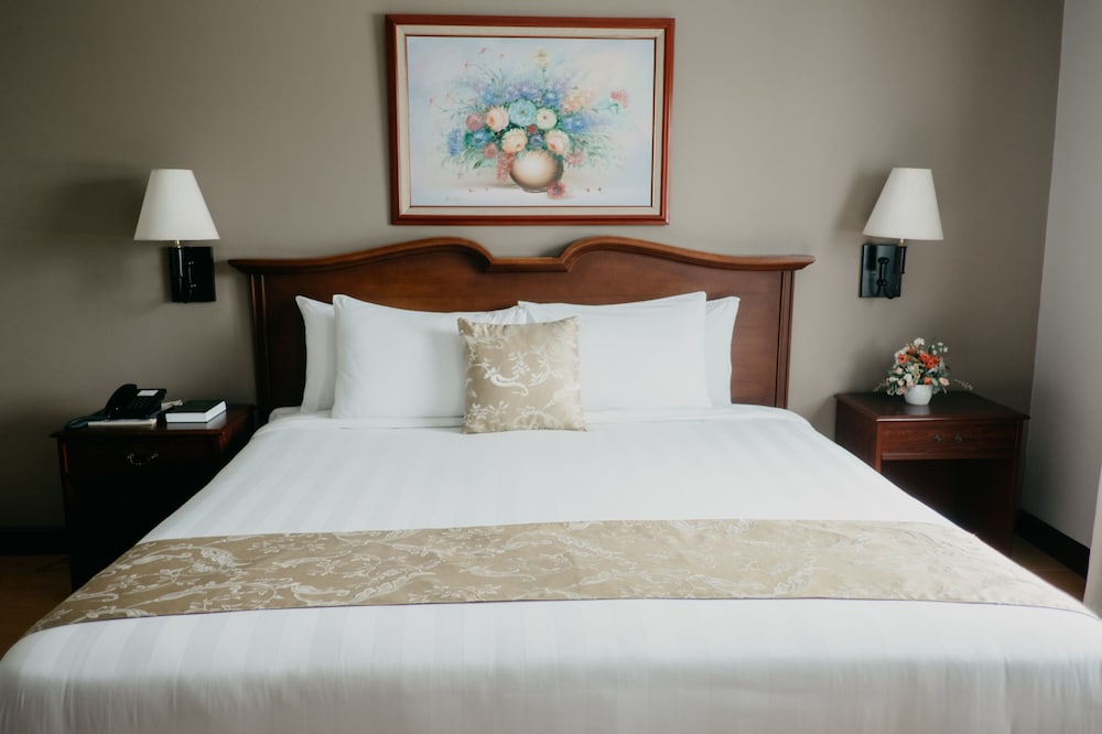 Фото East Asia Royale Hotel