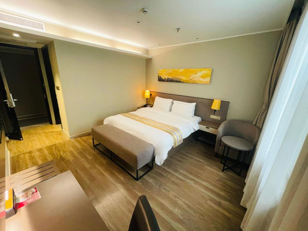 Фото Homeinn Plus Hotel Shanghai Bund Jinling East Road