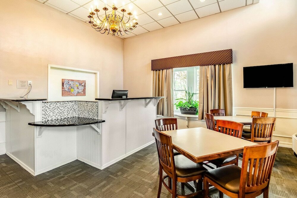 Фото Econo Lodge Inn & Suites Radford-Blacksburg Area