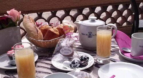 Гостиница Hôtel Restaurant de La Tour в Тулоне