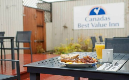 Гостиница Canadas Best Value Inn River View Hotel в Уайтхорс