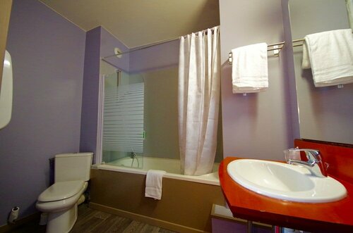 Гостиница Hotel Saint Claude в Пероне