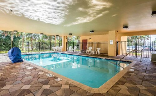 Гостиница Comfort Suites West Jacksonville в Джэксонвилле