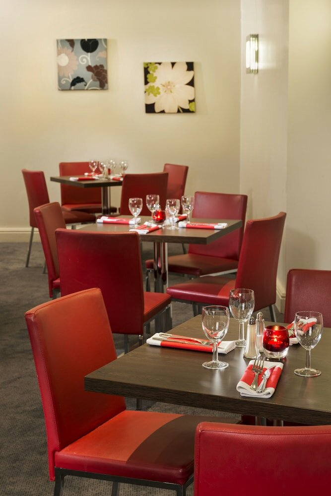 Фото Mercure Cardiff North Hotel