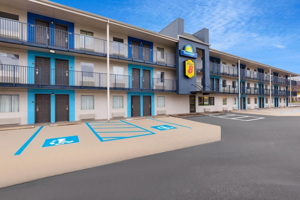 Фото Super 8 by Wyndham Charleston Wv