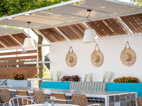 Фото Mythic Summer Hotel