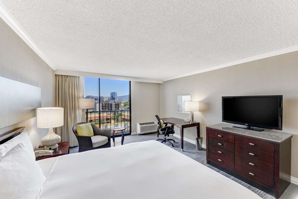 Фото Hilton Irvine Orange County Airport