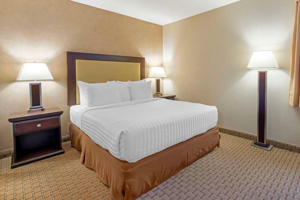 Фото Best Western Plus Emerald Isle Hotel