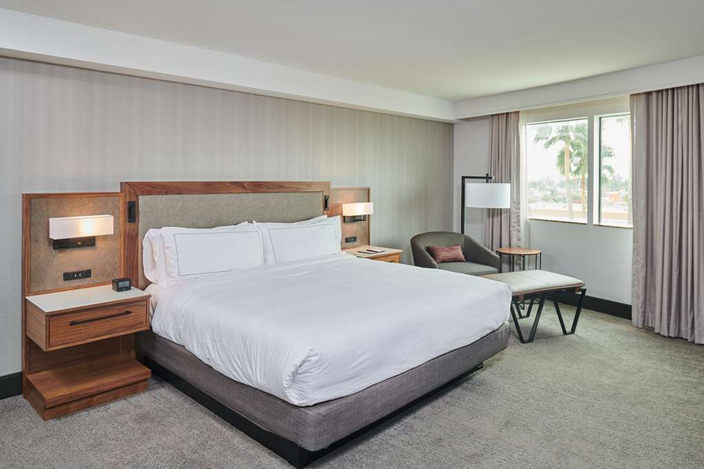 Фото DoubleTree by Hilton Fullerton