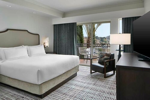 Гостиница La Bellasera Hotel And Suites в Пасо-Роблс