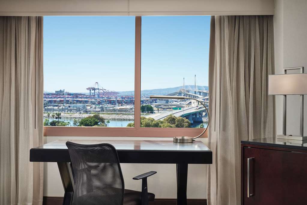 Фото Hilton Long Beach Hotel