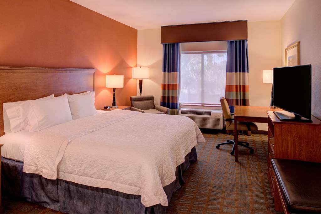 Фото Hampton Inn & Suites Ontario