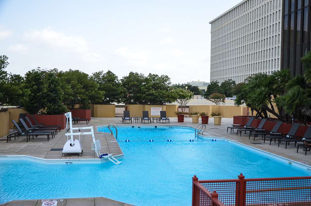 Фото DoubleTree by Hilton Hotel Houston - Greenway Plaza
