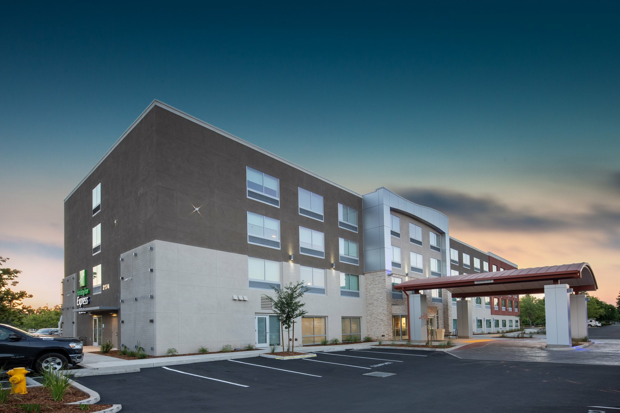 Фото Holiday Inn Express and Suites Chico