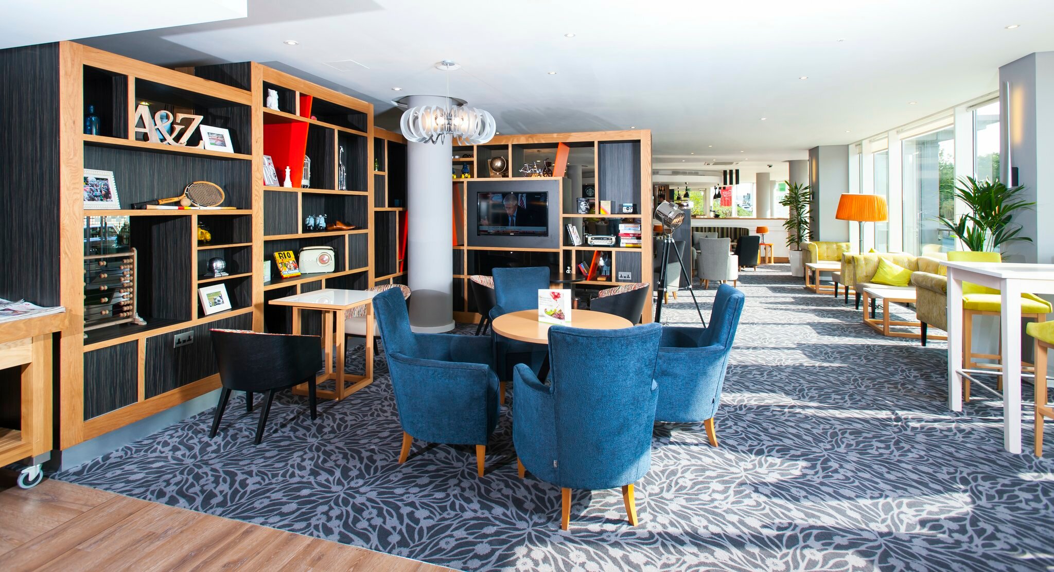 Фото Holiday Inn London - West, an Ihg Hotel