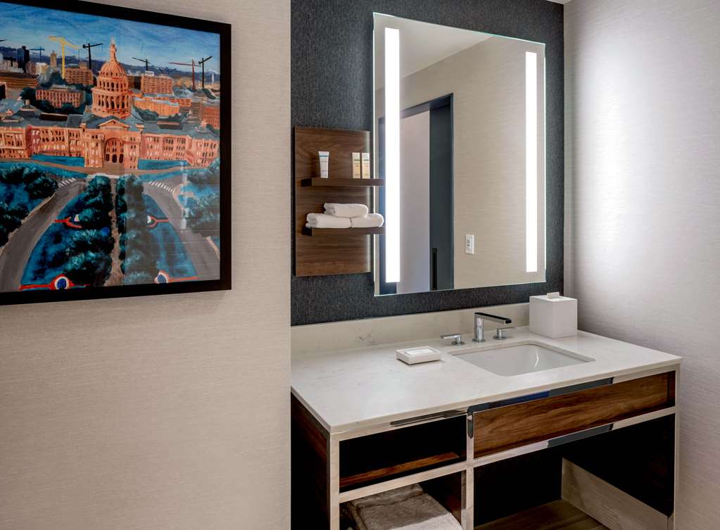 Фото Hilton Garden Inn Austin University Capitol District