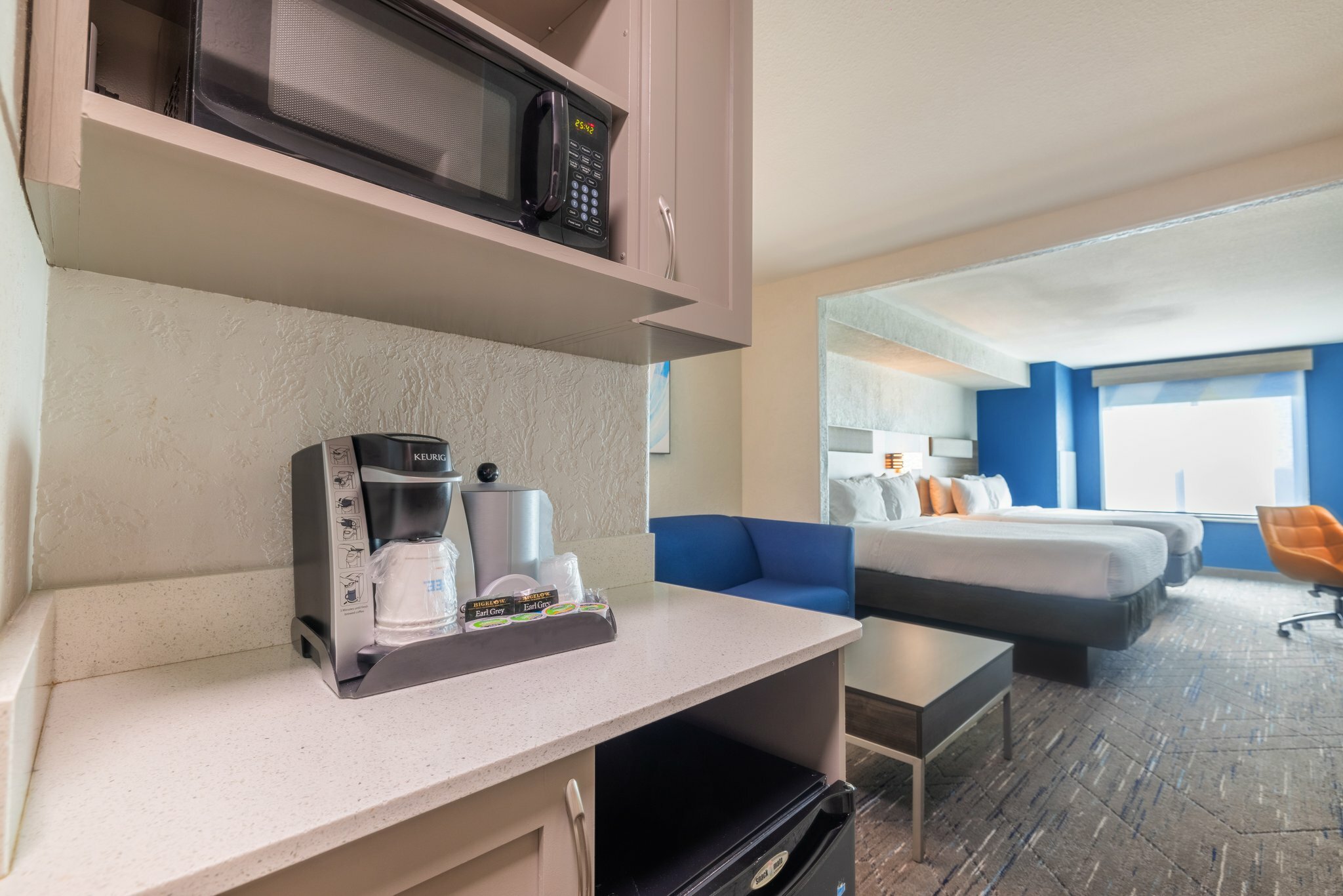 Фото Holiday Inn Express and Suites Kansas City Airport, an Ihg Hotel