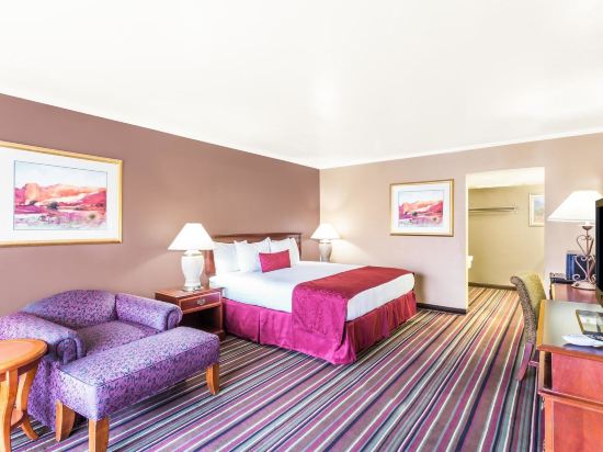 Фото Days Inn & Suites by Wyndham Logan