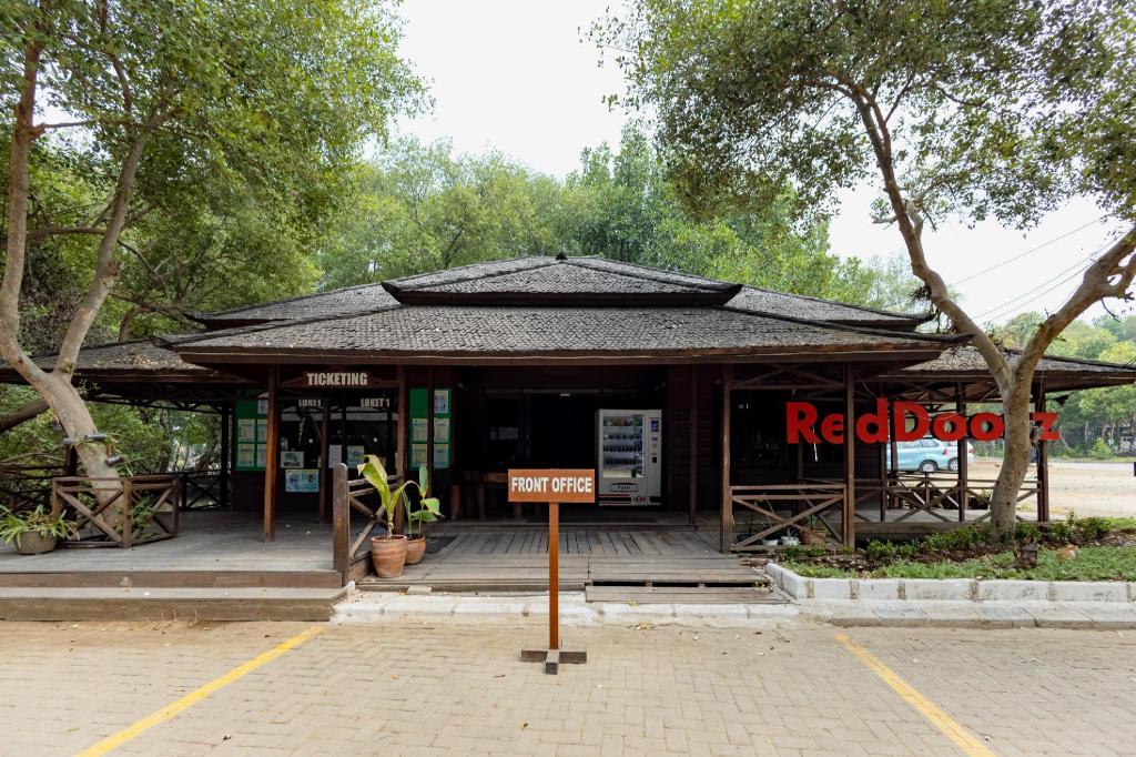 Фото RedDoorz Resort @ Taman Wisata Mangrove