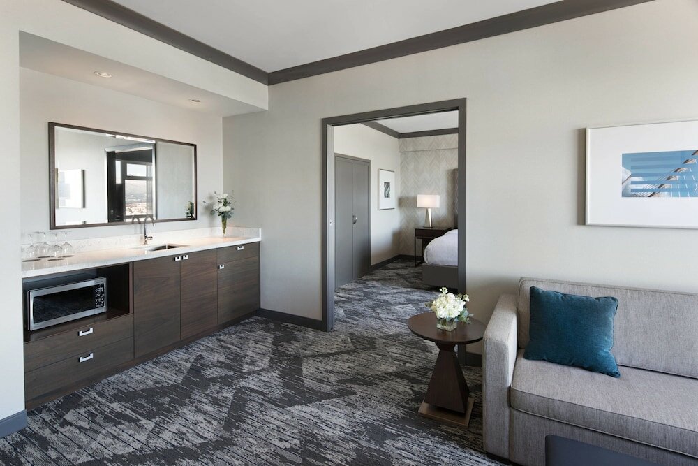 Фото Sheraton Vancouver Guildford Hotel