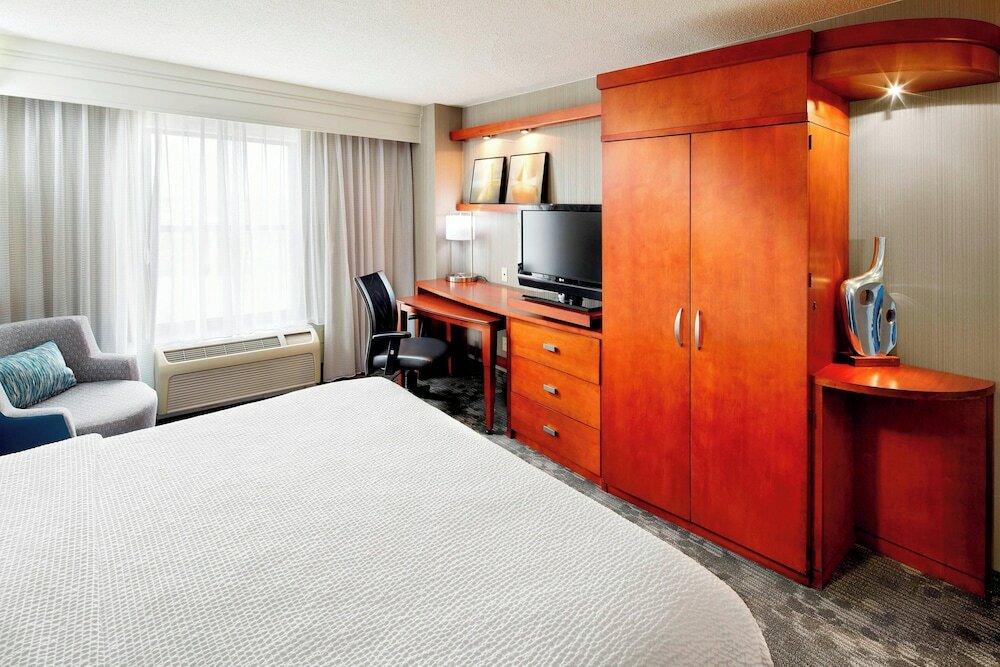 Фото Courtyard by Marriott Hamilton