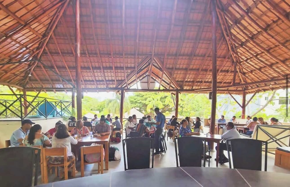 Фото Surf Ranch Hotel & Resort