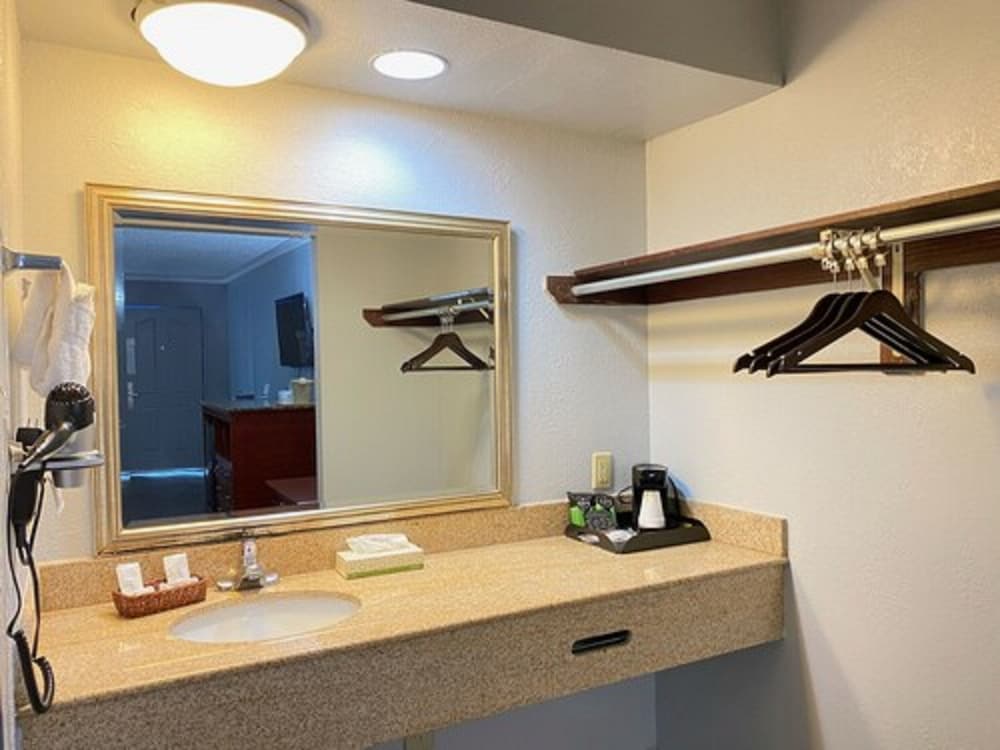 Фото Quarters Inn & Suites