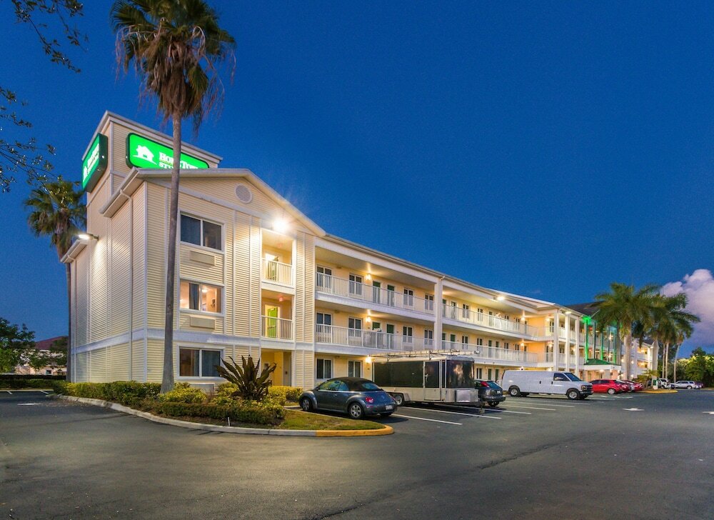 Фото HomeTowne Studios by Red Roof Fort Lauderdale