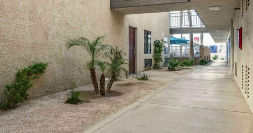 Гостиница Rodeway Inn & Suites Thousand Palms - Rancho Mirage в Ранчо Мираж