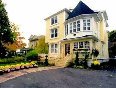 Гостиница Bedham Hall Bed & Breakfast в Ниагара-Фолс