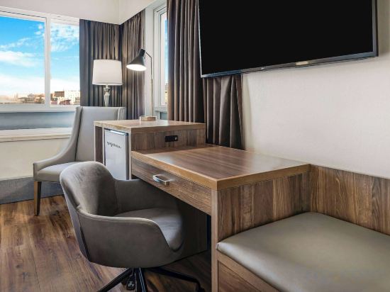 Фото Days Inn by Wyndham Victoria On The Harbour