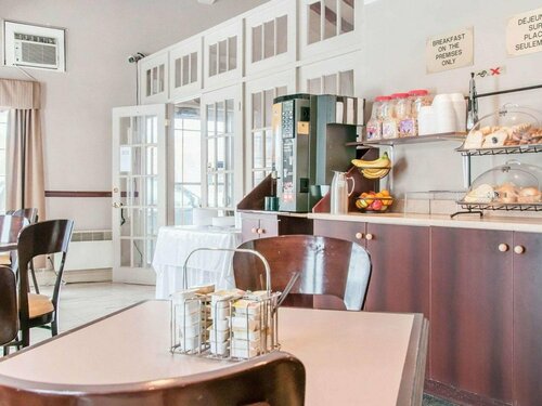 Гостиница Econo Lodge в Лонгёй
