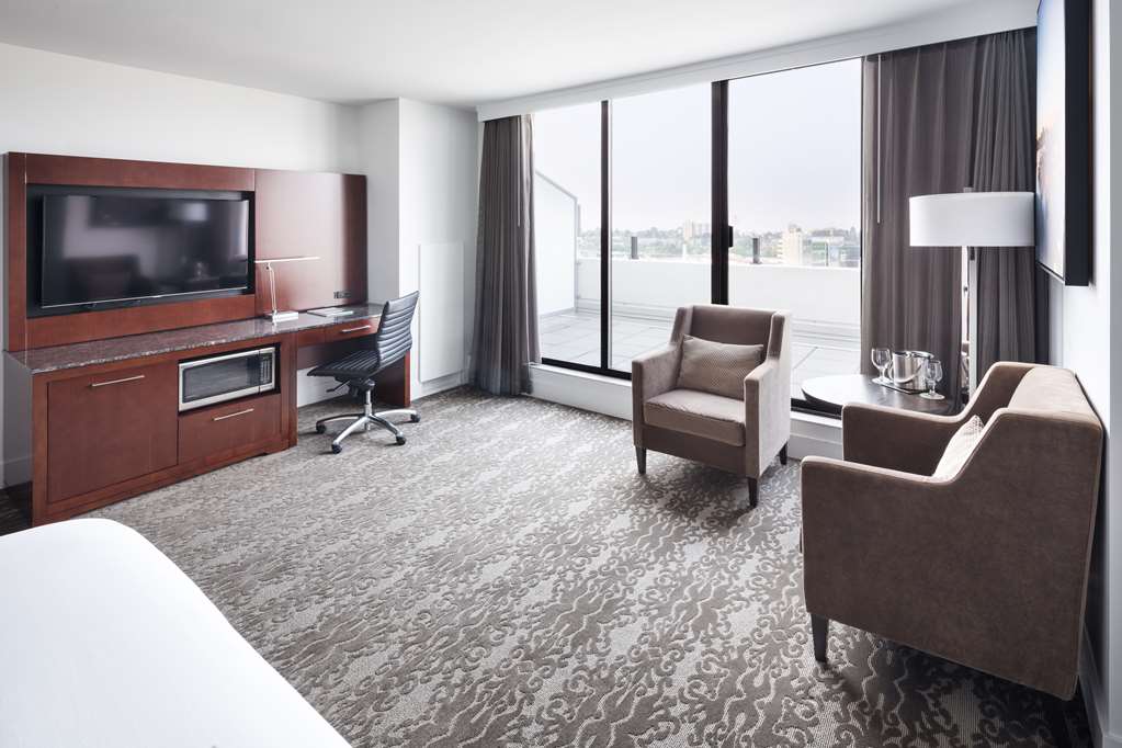 Фото DoubleTree by Hilton Hotel & Suites Victoria
