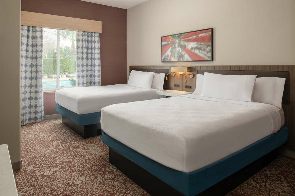 Фото Hilton Garden Inn Fontana