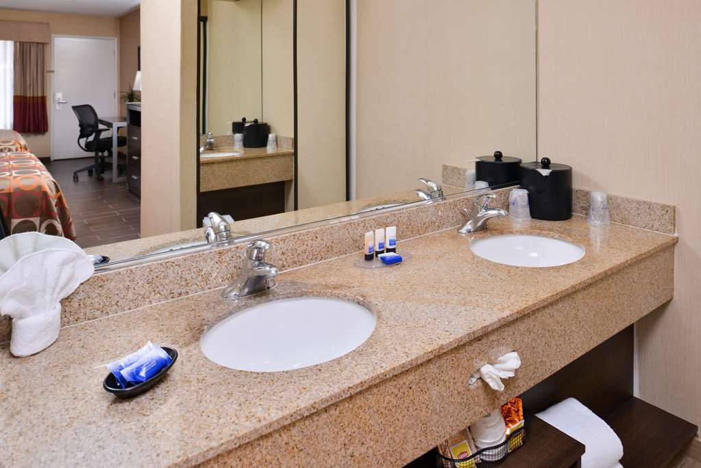 Фото Best Western Plus Raffles Inn & Suites