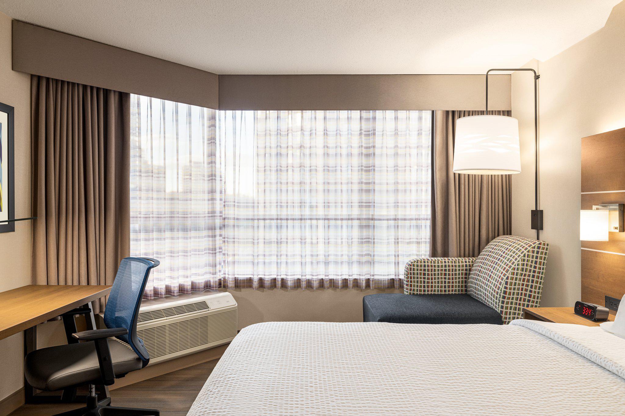 Фото Holiday Inn Express Vancouver-Metrotown