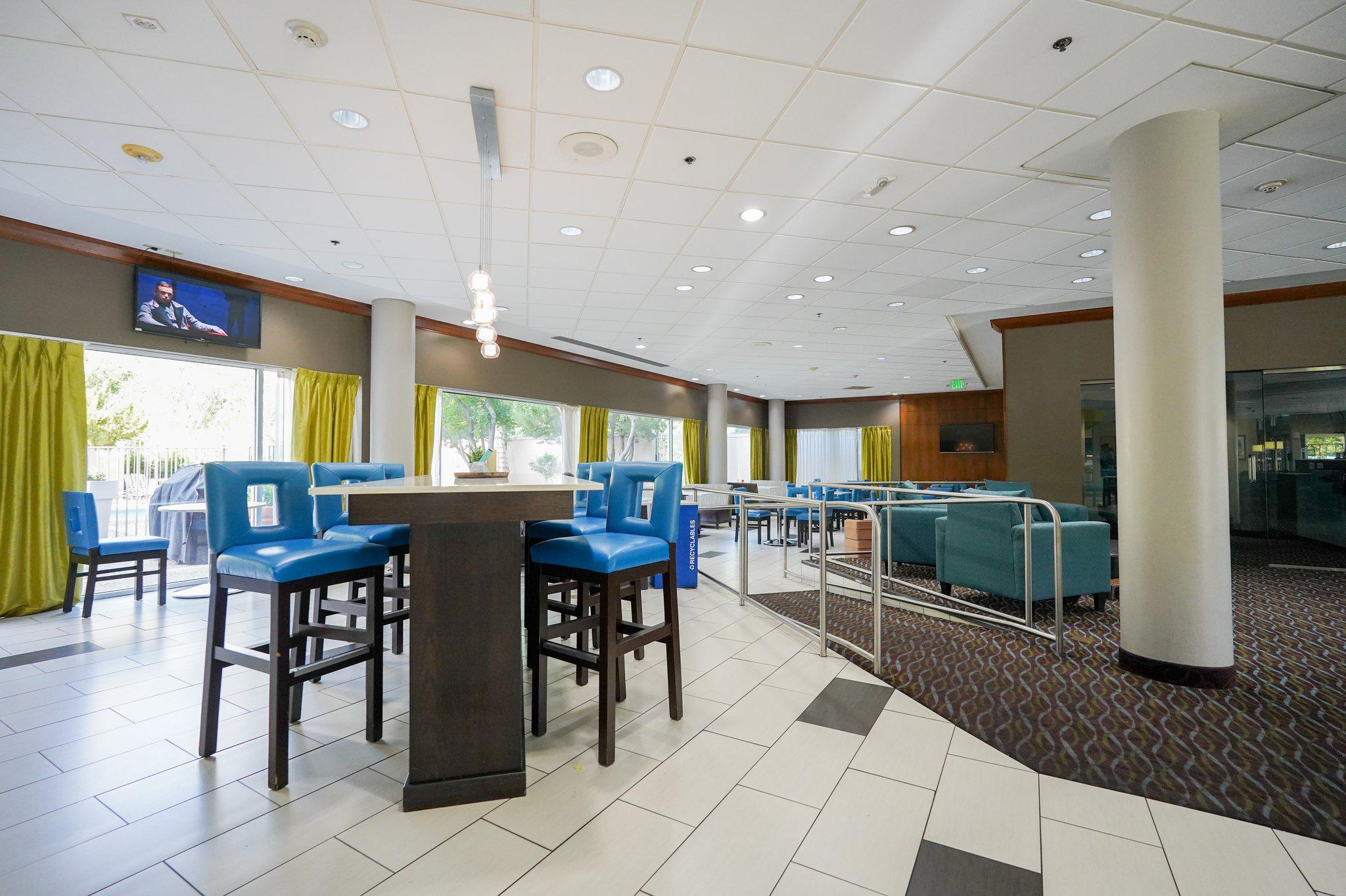 Фото Holiday Inn Express Boise - University Area, an Ihg Hotel