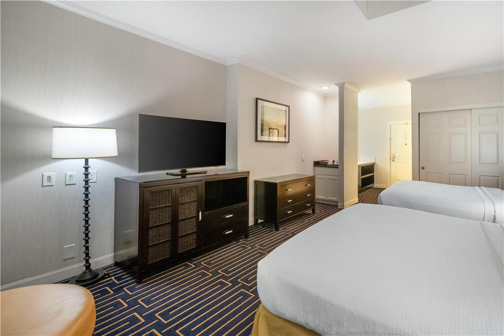 Фото Best Western Plus Palm Court Hotel
