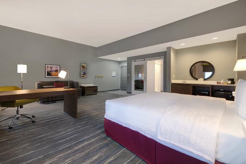 Фото Hampton Inn & Suites Marina