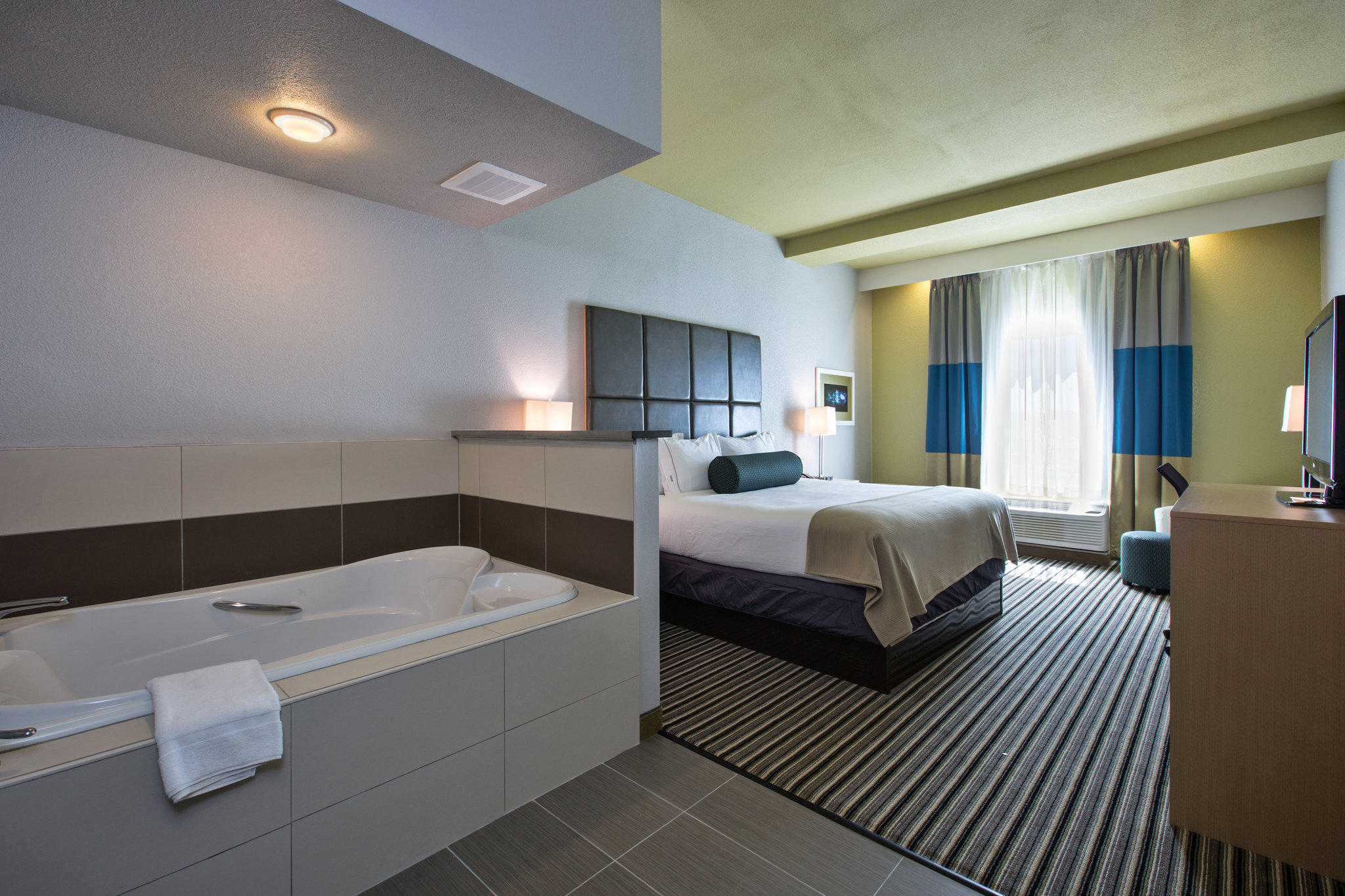 Фото Holiday Inn Express Hotel & Suites, Carlisle-Harrisburg Area, an Ihg Hotel