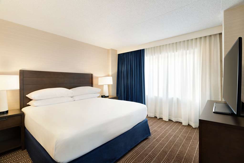 Фото Embassy Suites by Hilton Boston at Logan Airport